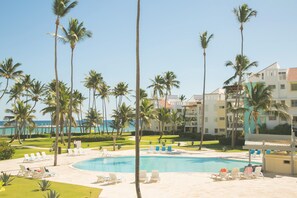 Utendørsbasseng og solsenger