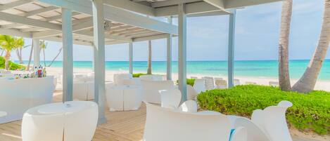 بالقرب من الشاطئ