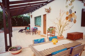 Outdoor dining - Gratitude House (Nature Lodge) (Monopoli)