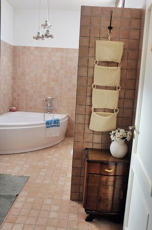 Duschwanne, Haartrockner, Bidet, Handtücher