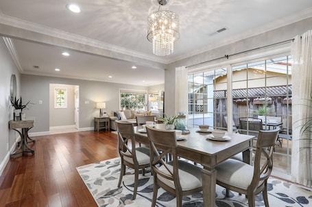 Dining. Gorgeous entire house in a Safe & Quiet Neighborhood (SFO/SF/Bart)