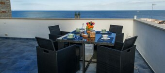 prestigieuze villa aan zee met tuin, parkeerplaats en zonneterras. 