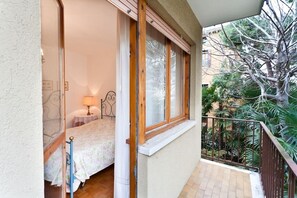 2 bedrooms, iron/ironing board, travel crib, internet