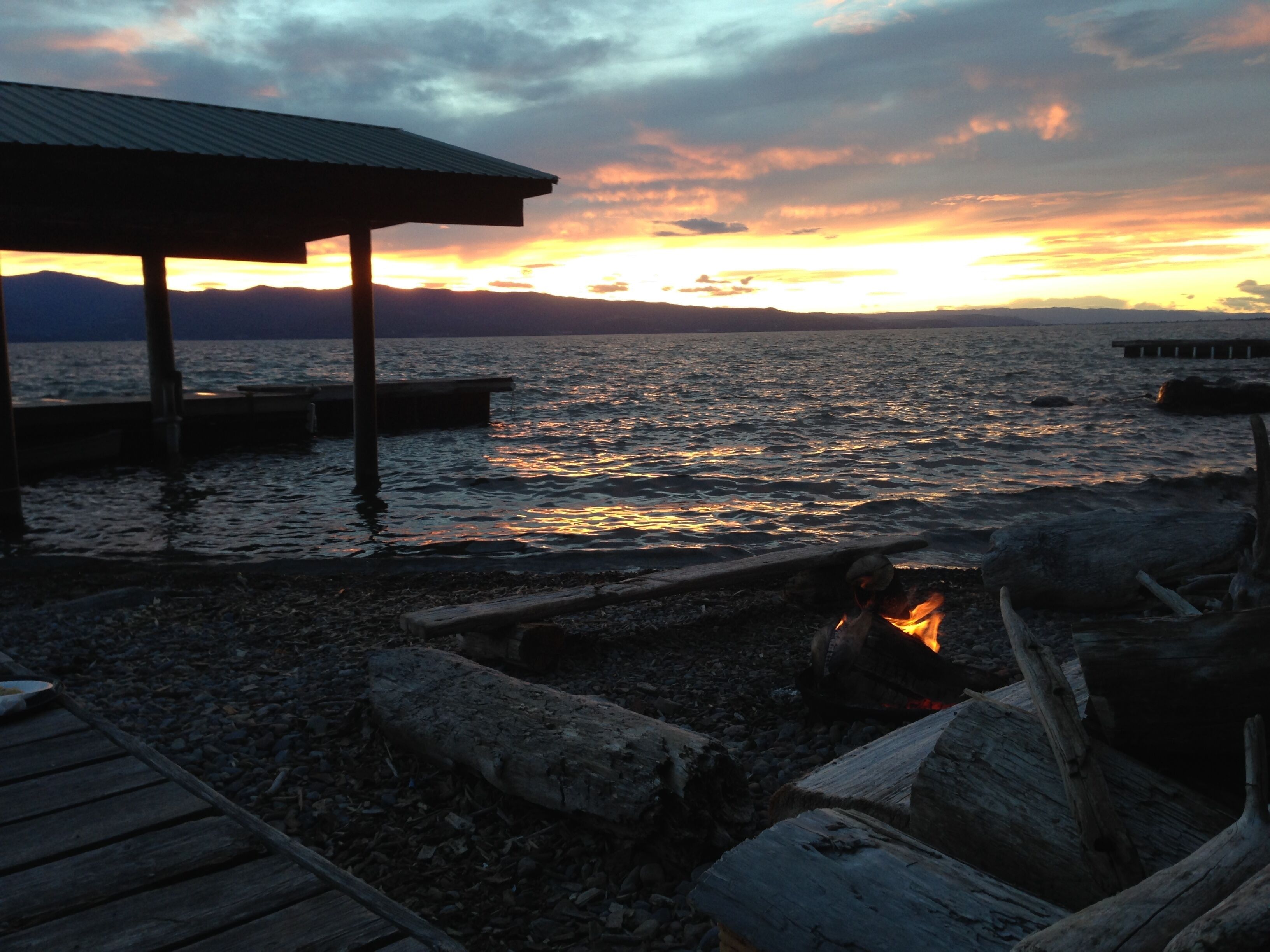 På stranden, solsenger og strandhåndklær
