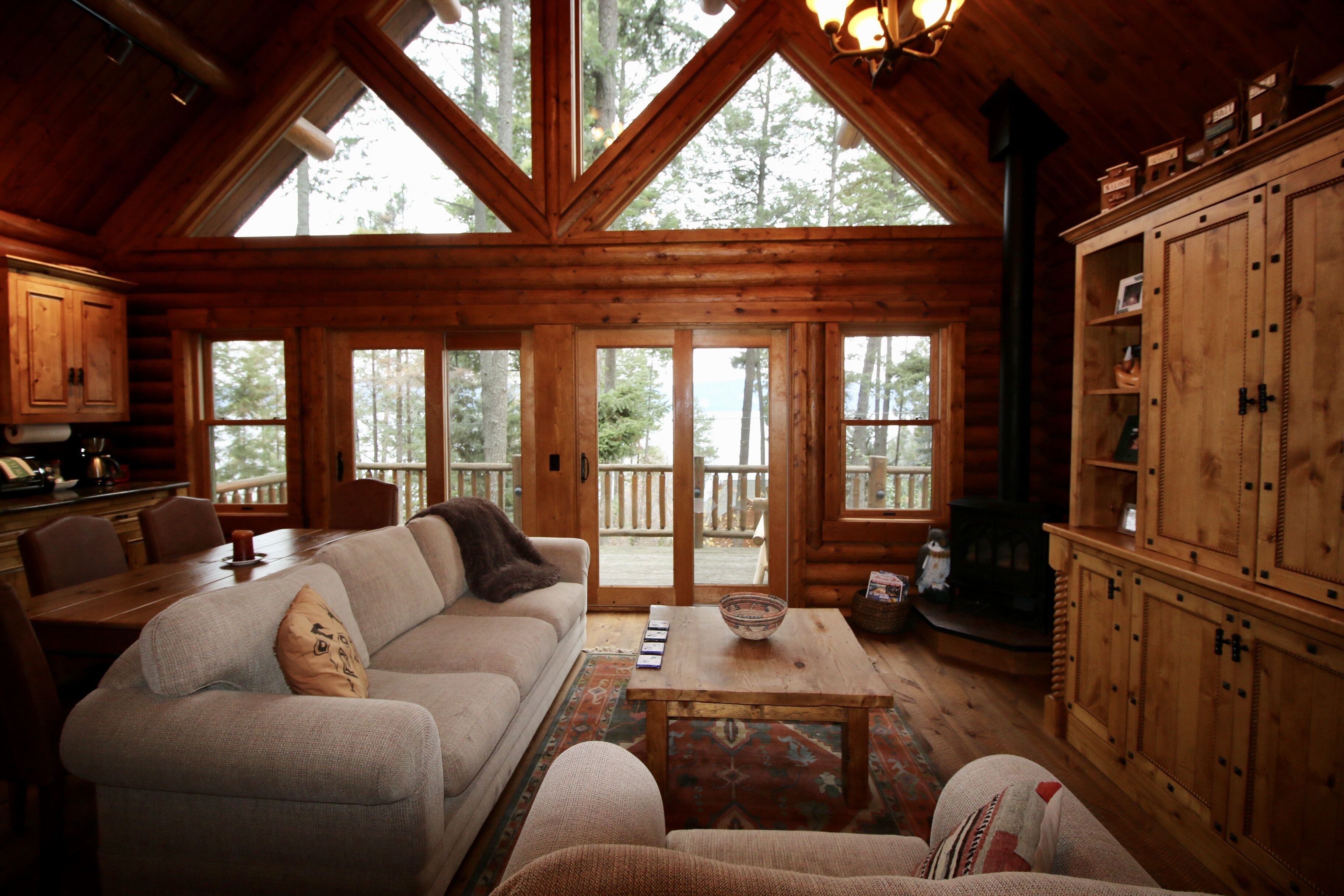 Smart-TV, peis, DVD-spiller og bøker