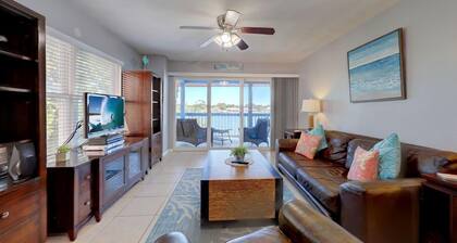 Caddy's Boat House – Waterfront Balcony, Pet-Friendly & Steps from Indian Shores Beach