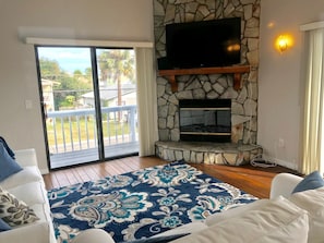 Smart-TV, Kamin, DVD-Player, Musikbibliothek