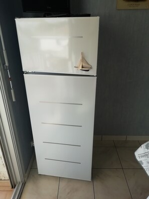 Interior - T2 Royan- St Palais. 100m from the sea (separate bedroom). 400m from Pontaillac. (Vaux-sur-Mer)