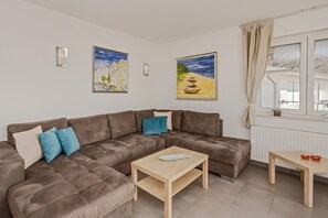 TV, fireplace, stereo - Cozy vacation apartment in Korswandt on the lake with balcony and lake view (Korswandt)