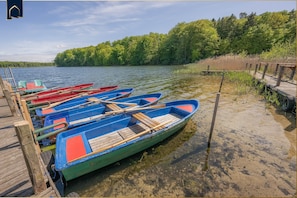 Una hilera de botes de colores amarrados a un muelle de madera.