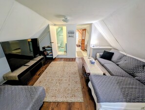 Fernseher, DVD-Player, Bücher