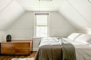 1 bedroom, iron/ironing board, free WiFi, bed sheets - The Avondale Attic (Chicago)