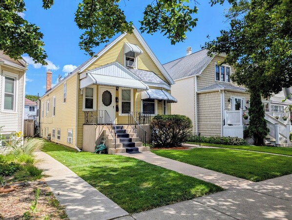 Exterior - The Avondale Attic (Chicago)