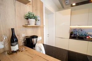 Réfrigérateur, four à micro-ondes, lave-vaisselle, cafetière-théière