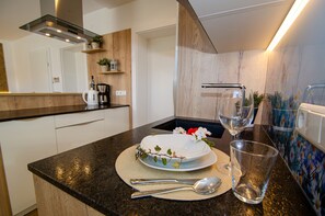 Kjøleskap, mikrobølgeovn, kokeplater og oppvaskmaskin