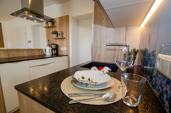 Kühlschrank, Mikrowelle, Herdplatte, Geschirrspüler