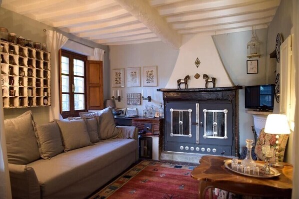 TV, fireplace, DVD player, books - Charming country house in a quiet location with fantastic views and pool (Aramo)