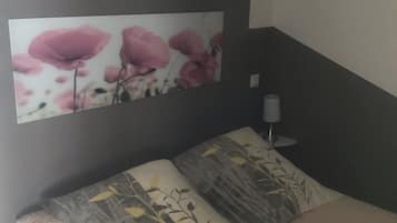 2 bedrooms, travel crib