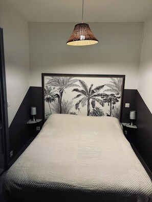 2 Schlafzimmer, Reisekinderbett