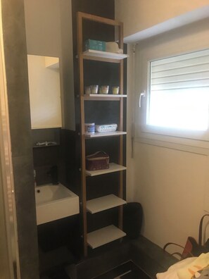 Sèche-cheveux, papier toilette