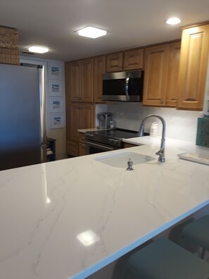 冷蔵庫、電子レンジ、オーブン、コンロ