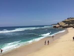 Sulla spiaggia, lettini da mare, teli da spiaggia
