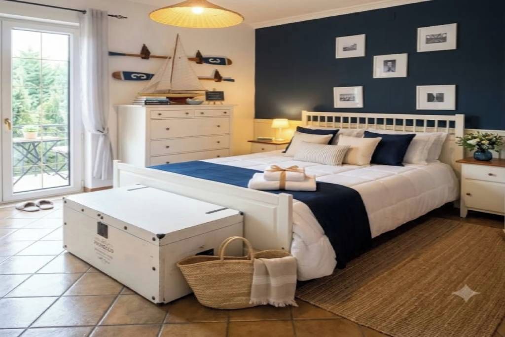 Una camera da letto con un letto, comodini, una cassettiera, una finestra con tende e un balcone.