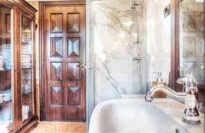 Douche, sèche-cheveux, bidet, serviettes fournies