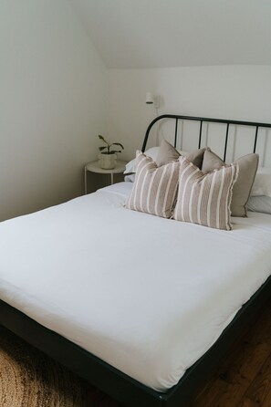 2 sovrum, skrivbord, strykjärn/strykbräda och resesäng