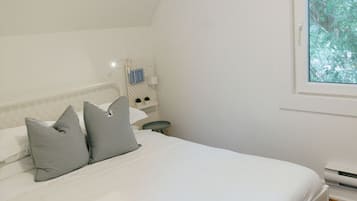 2 bedrooms, desk, iron/ironing board, travel cot