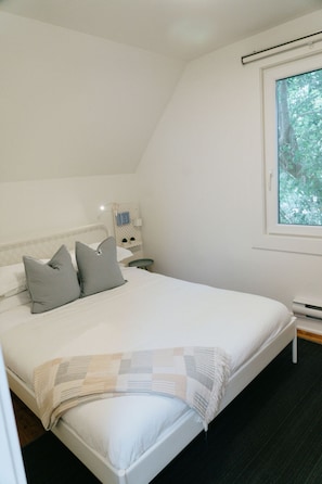 2 bedrooms, desk, iron/ironing board, travel cot - Beecomb House- New & Modern Water View House (Charlottetown)