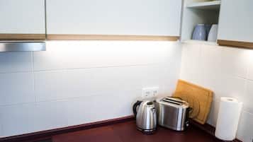 Køleskab, mikrobølgeovn, kogeplade, opvaskemaskine