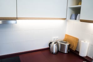 Kühlschrank, Mikrowelle, Herdplatte, Geschirrspüler