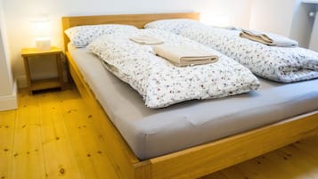 3 bedrooms, iron/ironing board, WiFi, bed sheets