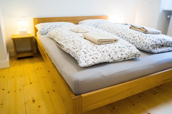 3 bedrooms, iron/ironing board, WiFi, bed sheets