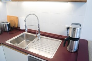 Geladeira, micro-ondas, cooktop, lava-louças