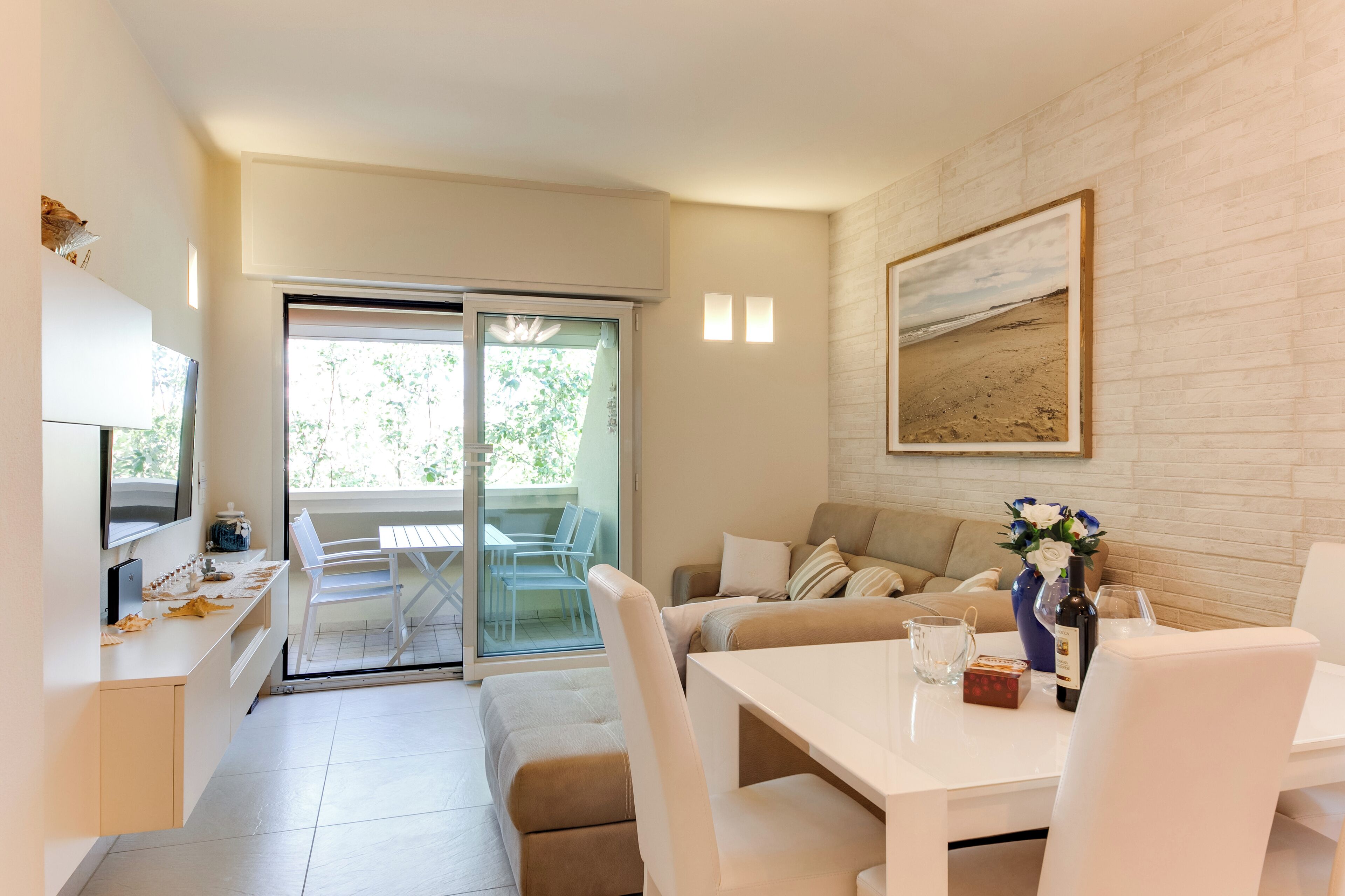 Televisión, libros y monitor de computadora 