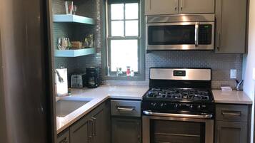 Frigorífico, microondas, horno y cafetera o tetera