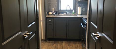 Fridge, microwave, oven, coffee/tea maker