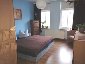 3 chambres, coffres-forts dans les chambres, fer et planche à repasser