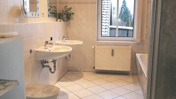 Badewanne, Haartrockner, Handtücher, Seife