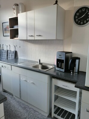 Fridge, microwave, stovetop, dishwasher - Apartment 1st floor, modern charm in rural idyll, half-timbered house flora and fauna (Wernigerode)