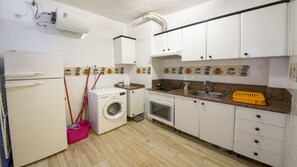 Fridge, oven, stovetop, coffee/tea maker