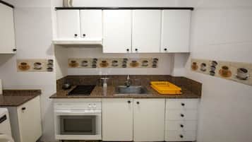 Fridge, oven, stovetop, coffee/tea maker