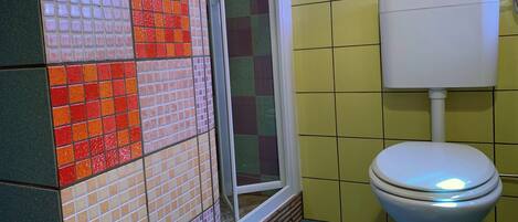 Een douche, een haardroger, handdoeken