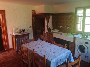 Fridge, oven, stovetop, coffee/tea maker