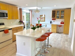 ثلاجة، ميكروويف، فرن، موقد طهي مسطح