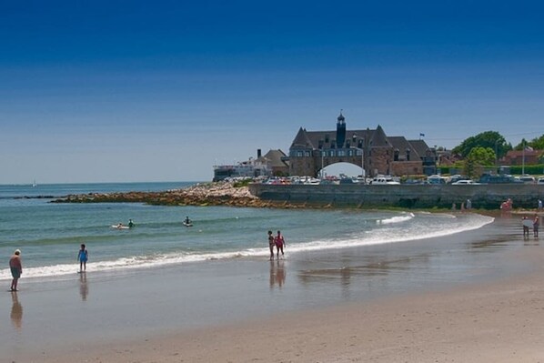 بالقرب من الشاطئ، كراسي للتشمس