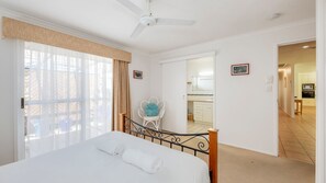 4 bedrooms, iron/ironing board, WiFi, bed sheets - 22 Bussey Street Bargara (BARGARA)