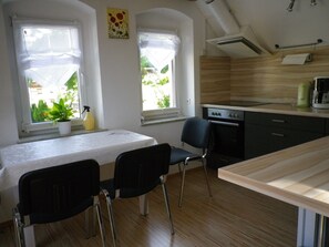 Refrigerador, horno, parrilla de estufa y cafetera y tetera 